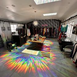 A 90s Kind of Vintage - Love the inside aesthetic!