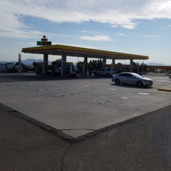 Shell Express - Large lot for trucks...decent ladies bathroom