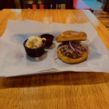 Pig N Pub - BBQ pork sandwich and Mac n Cheese - Burgers Near Me - White Bluff, Tennessee