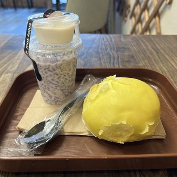 Banh Mi Ong Beo - Custard bun and Taro sticky rice Che - Vietnamese Near Me - Chantilly, Virginia