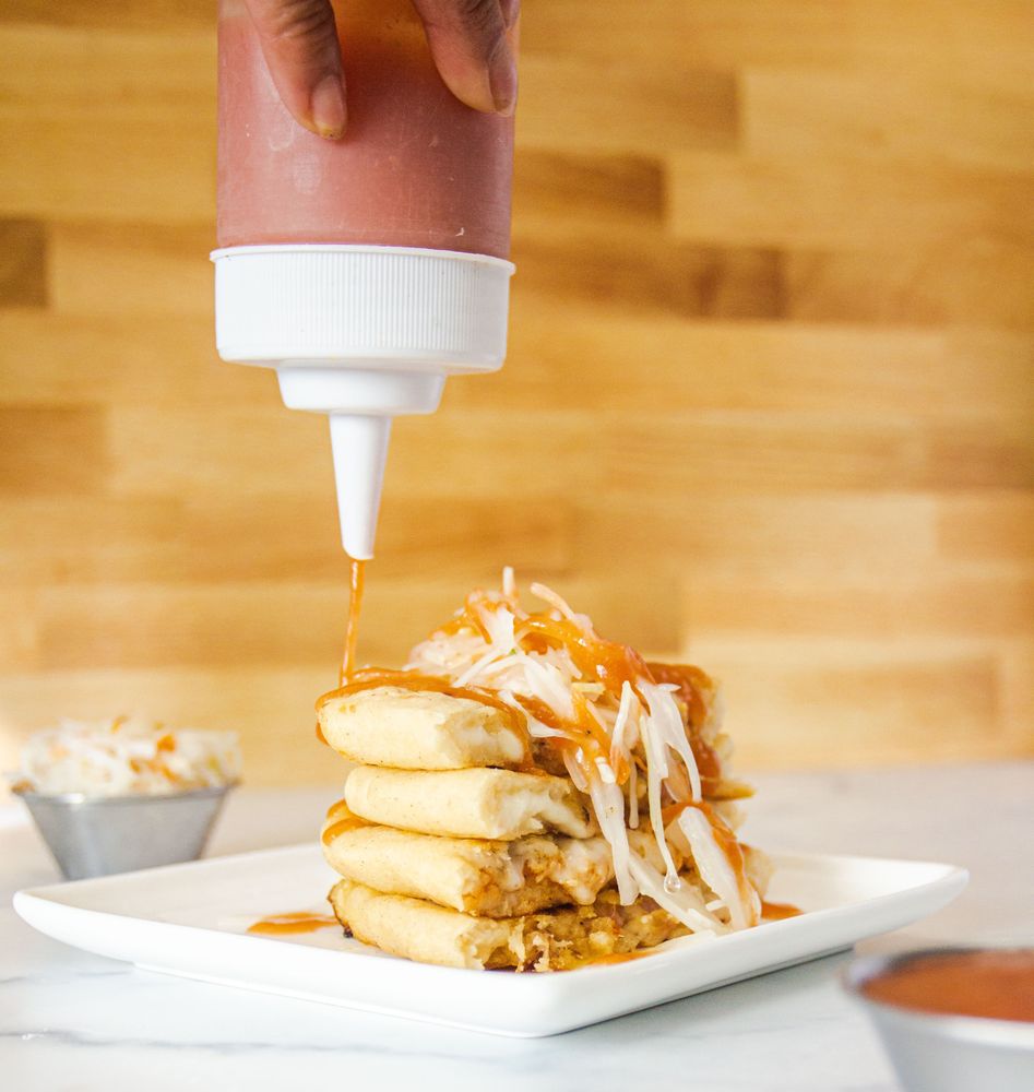 Buenos Dias Pupusas Logo
