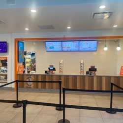 Popeyes Louisiana Kitchen - Counter area with mobile pick up on the left