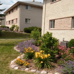 Hinkens Apartments - Beautiful gardens every summer!