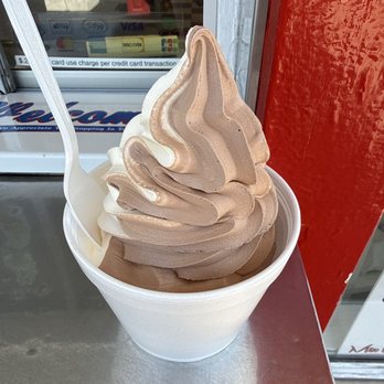 Walts Ice Cream - Twist - Ice Cream & Frozen Yogurt Near Me - Joliet, Illinois