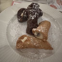 4 Pieces Mini Cannolis