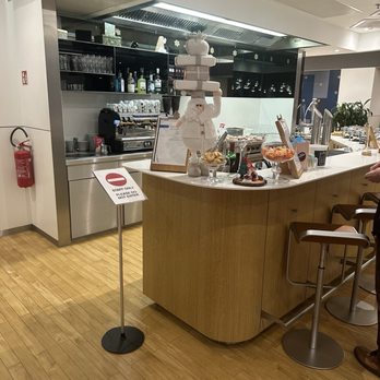 Lufthansa Gold Lounge - Counter - Airport Lounges Near Me - Varese, Virginia