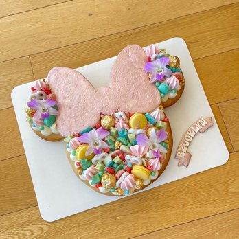 Tropicakes - Look at the attention to detail on this Minnie Mouse themed cake! - Custom Cakes Near Me - Honolulu, Hawaii Tropicakes - Look at the attention to detail on this Minnie Mouse themed cake! - Custom Cakes Near Me - Honolulu, Hawaii