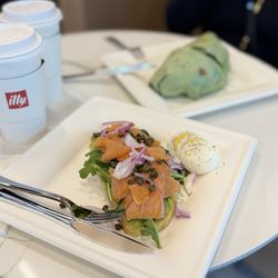 Illy Caffe - Avocado & salmon