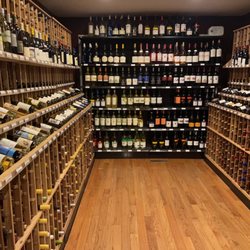 Harvest Wine & Spirits - White wine section - oct 2021