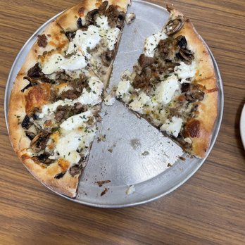 Michael Anthony's Pizza - White pizza with mushrooms and sausage - Pizza Near Me - Homosassa, Florida Michael Anthony's Pizza - White pizza with mushrooms and sausage - Pizza Near Me - Homosassa, Florida