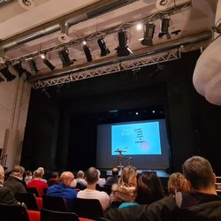 Kulturhaus Osterfeld e.V. - Die feste Reihenbestuhlung im Großen Saal ist sehr eng.
