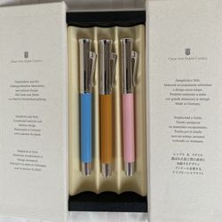 Graf von Faber-Castell - From left to right two rollerballs of the "Ciselé Series"! Right a fountain pen about the "Ciselé Series".