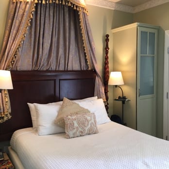 Hotel 1110 - Princess Suite Queen Bed - Hotels Near Me - Monterey, California Hotel 1110 - Princess Suite Queen Bed - Hotels Near Me - Monterey, California