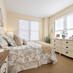 The Kensington White Plains - Suite bedroom
