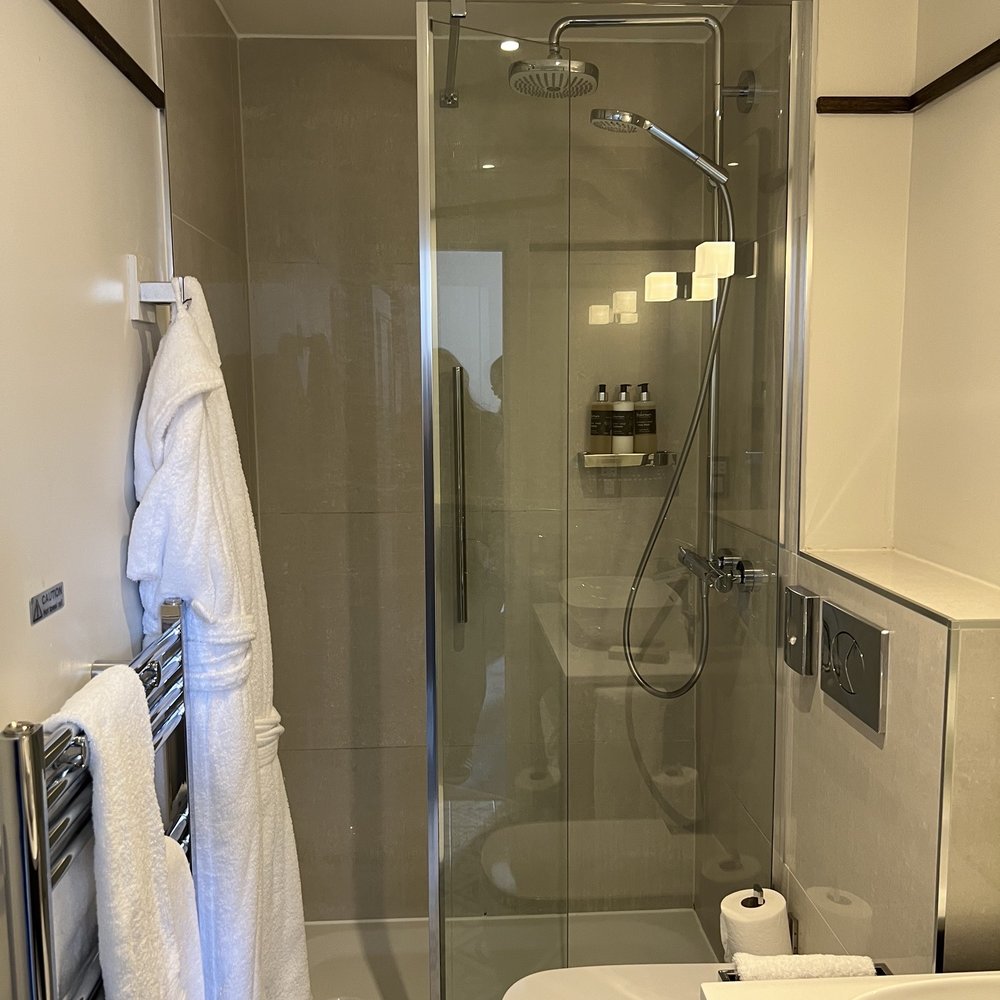 Perle Oban Hotel - You have to squeeze yourself through that tiny gap which has a door that swings in, not out - Hotels Near Me - Oban, AGB