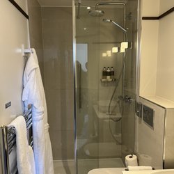 Perle Oban Hotel - You have to squeeze yourself through that tiny gap which has a door that swings in, not out