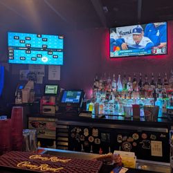 Tom's Peacock Bar & Grill - Bar
