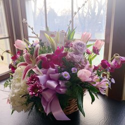 Kenny's Flower Shoppe - Basket bouquet