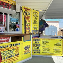 Hot Diggity Dogz - Menu at window