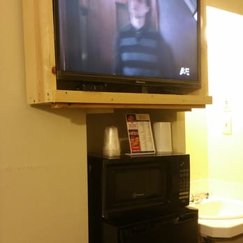 Regency Inn - The only clean thing in the room was the tv... the should have purchased some soap,  paint and installed airfreshners. - Hotels Near Me - Saginaw, Michigan