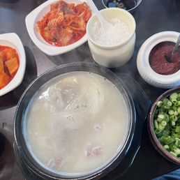 Brisket Sullungtang with white (wheat) noodles