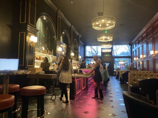 Bar Loretta by null