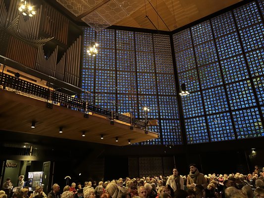 Photo of Kaiser-Wilhelm-Gedächtniskirche - Berlin, BE, DE. Ausverkauftes Konzert der Gregorian auf der Christmastour