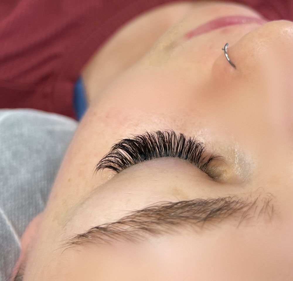 Everything Eyelashes Logo