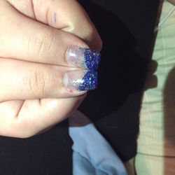 Easy Nails - Very uneven thumb polish that makes the proper design look like nothing more than an unfinished nail