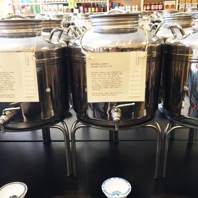 Olive del Mondo: Olive Oils, Vinegars & Vegan Mini Mart by null