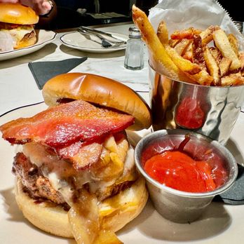 The Butcher Bar - Bone marrow burger - Steakhouses Near Me - Honolulu, Hawaii