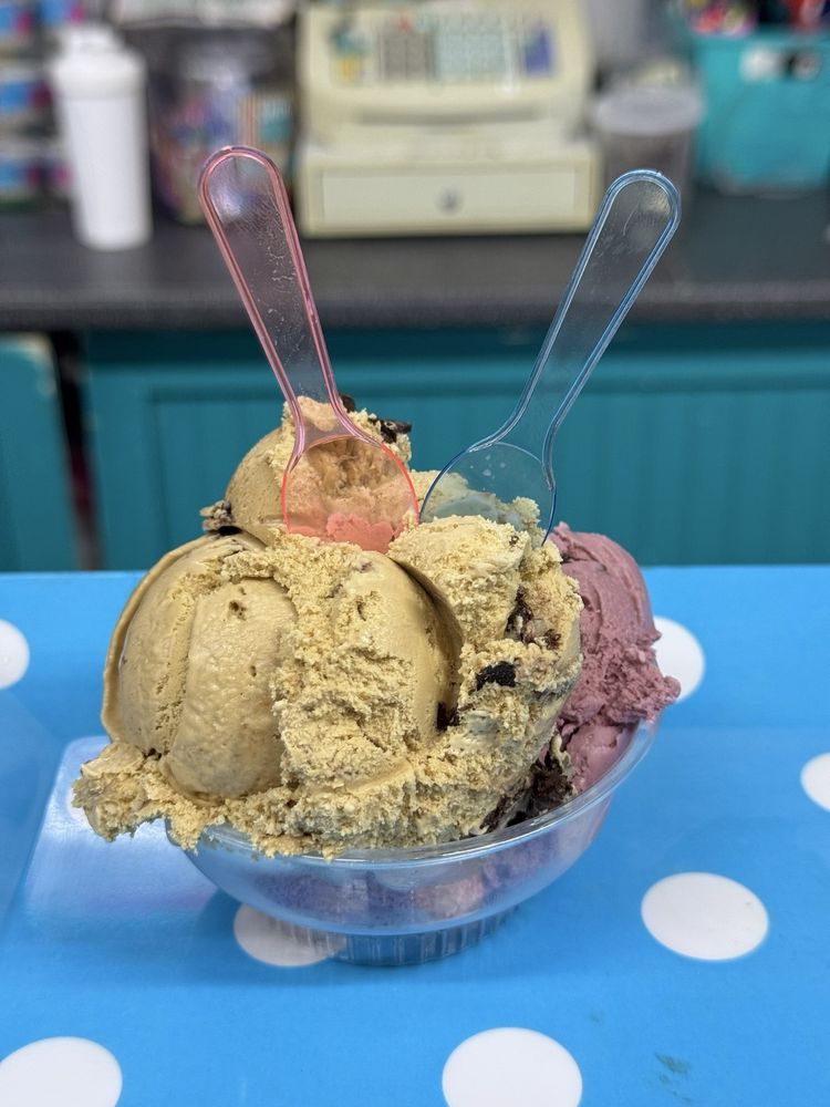 Shock Ice Cream & Dessert Cafe Logo