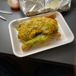 5 rolled tacos with guacamole