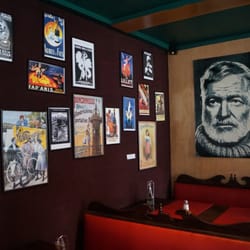 Bar Hemingway - Rincón con el retrato del autor que da nombre al local