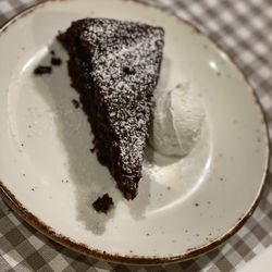 Mimí - Almond chocolate cake with almond flavored whipped cream