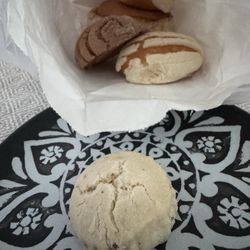 Acapulco Bakery - Conchas, polvorón de nuez, ojo pan