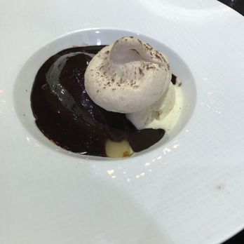 Le Hide - Poached pear, pavlova, ice cream and chocolate sauce - French Near Me - Paris, 75
