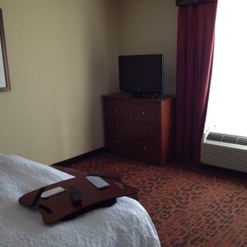 Hampton Inn Muscatine - Note the lap desk on the bed, the hi-def television and the chest of drawers. - Hotels Near Me - Muscatine, Iowa Hampton Inn Muscatine - Note the lap desk on the bed, the hi-def television and the chest of drawers. - Hotels Near Me - Muscatine, Iowa