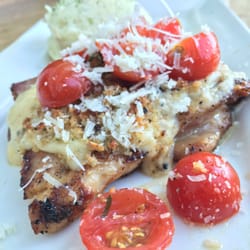 Outback Steakhouse - Frango desossado com crosta de parmesão e tomates confitados, novidade deliciosa