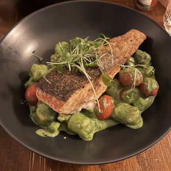 Nuna Kitchen & Bar - Salmon main - International Near Me - Toronto, Ontario