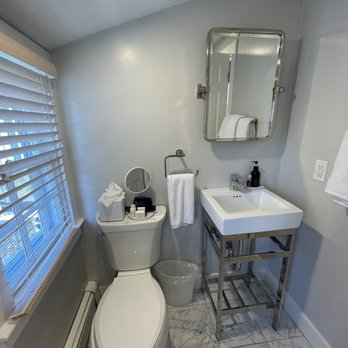 Hotel Pippa - Bathroom toilet and vanity - Connected to Room - Hotels Near Me - Nantucket, Massachusetts