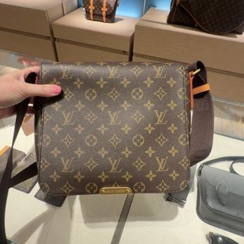 Louis Vuitton Honolulu Gump's Building - My bag - Leather Goods Near Me - Honolulu, Hawaii