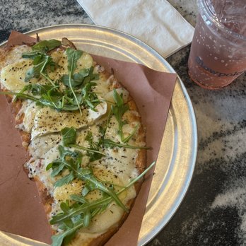 Slowpokes - Let It Brie flatbread and Monster Mash mocktail - Bars Near Me - Houston, Texas Slowpokes - Let It Brie flatbread and Monster Mash mocktail - Bars Near Me - Houston, Texas