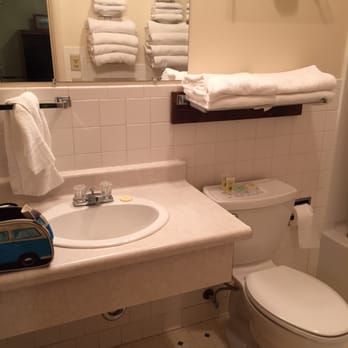 Chief Motel - Bathroom - Hotels Near Me - Custer, South Dakota Chief Motel - Bathroom - Hotels Near Me - Custer, South Dakota