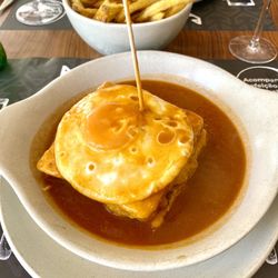 Clandestino - Actividades Hoteleiras - Their francesinha