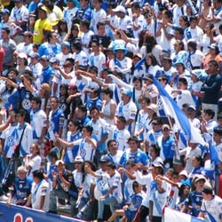 Estadio Cuauhtémoc - Aquí la porra oficial del Puebla F.C. atrás de portería, zona azul