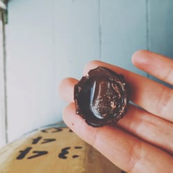 Small Island Chocolates & Coffee - Small Island's hemgjorda pralin. Fyllning: Havssalt & Kola.