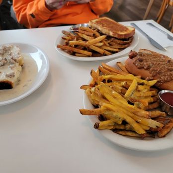 Gracie's Luncheonette - Chilli cheese dog - American Near Me - Leeds, New York Gracie's Luncheonette - Chilli cheese dog - American Near Me - Leeds, New York
