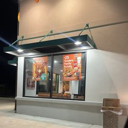 Popeyes Louisiana Kitchen - Employee inside sitting at table but dining room closed at 8:30PM?