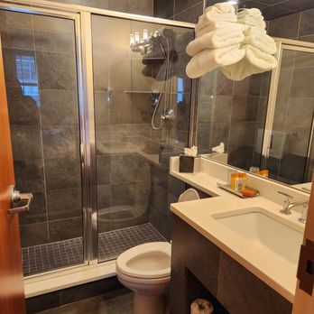 Harborside Inn - Bathoom - Hotels Near Me - Boston, Massachusetts